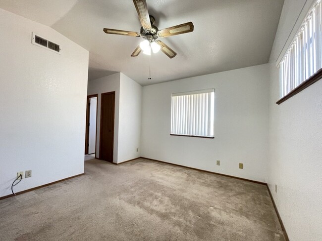 Building Photo - 2 bed 2.5 bath townhome, $1,225 monthly re...