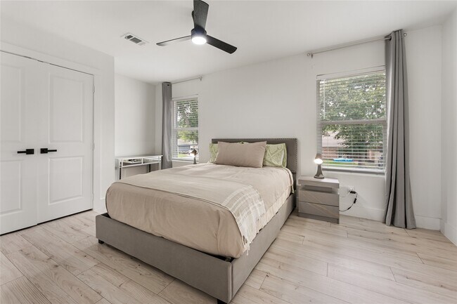 Building Photo - 9919 Golden Sunshine Dr