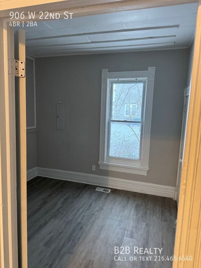 Building Photo - 906 W 22nd St