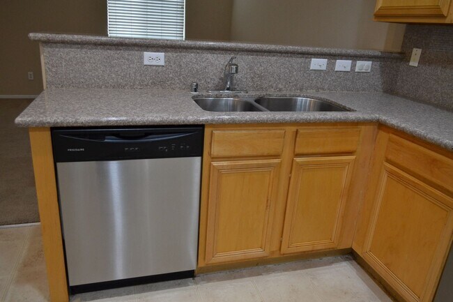 Building Photo - SW - 3 BEDROOMS PLUS LOFT SPACE