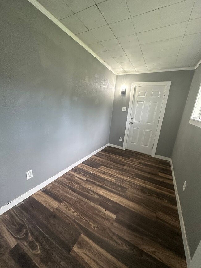 Building Photo - Gorgeous 3 bedroom Home In