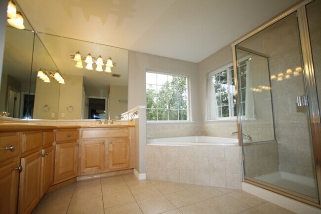 Building Photo - 9010 Sahalee Dr