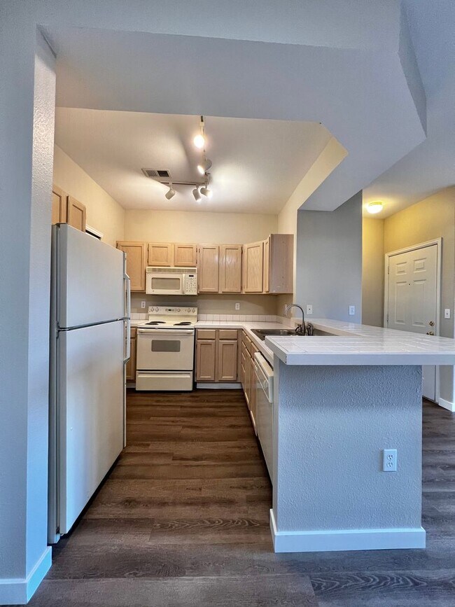 Building Photo - 2 bed 2 bath condo off Harmony in Fort Collins!