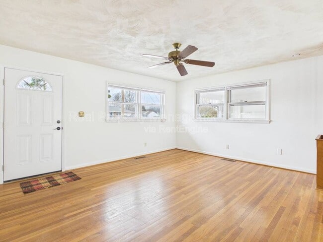 Building Photo - 47 Beaconsdale Ln