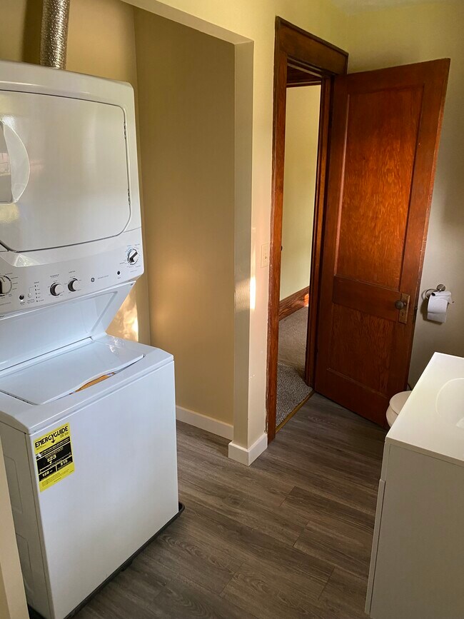 laundry in good size bath - 400 Nottingham Rd