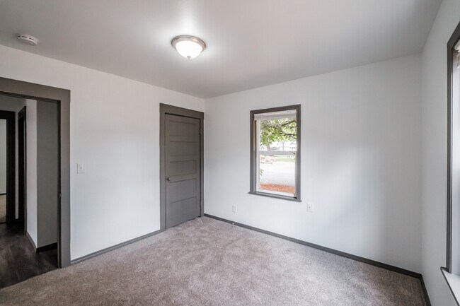 Building Photo - 147 NE Elm St