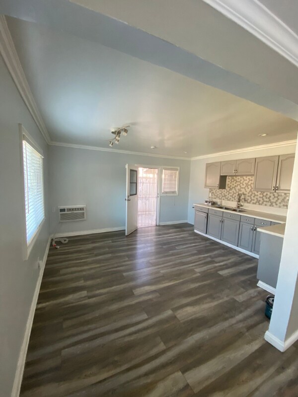 Building Photo - 8128 Puritan St