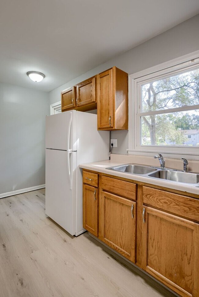 Building Photo - 2 Bedroom With Oversized Garage & Prime Location Near 90th & Blondo!!