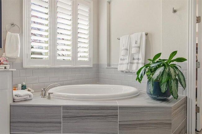 Building Photo - 654 Linden Lp