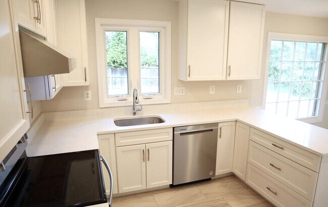 Building Photo - Fabulous Updated 4 Bedroom, 2.5 Bathroom H...