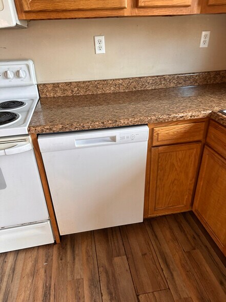 Building Photo - 8403 Robin Hill Dr