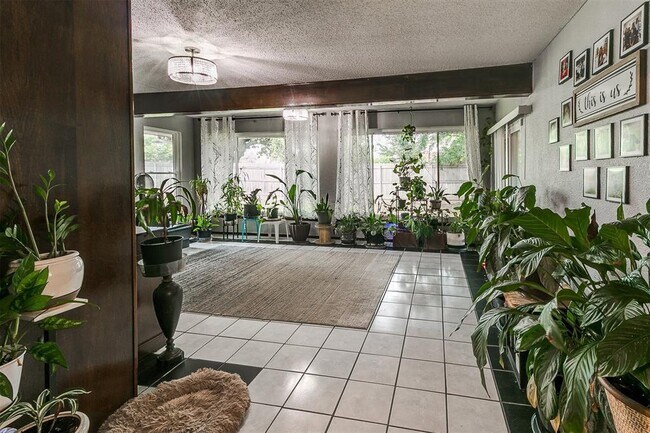 Building Photo - 100 3 Oaks Dr
