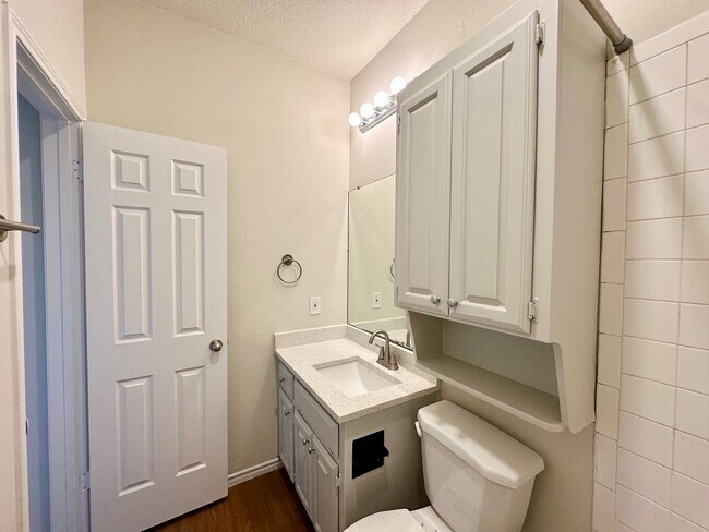 Building Photo - Remodeled 2/2 Condo in West Campus