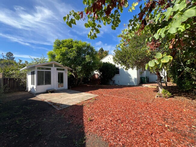 Building Photo - 2 Bedroom/1 Bath Available in Oakland!