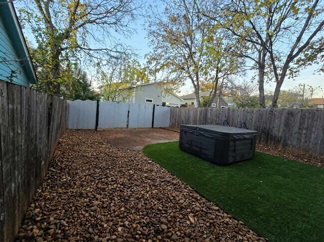 Building Photo - 2002 Rosewood Ave