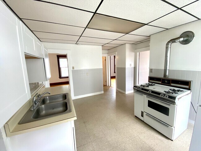 Building Photo - 14 Loring St