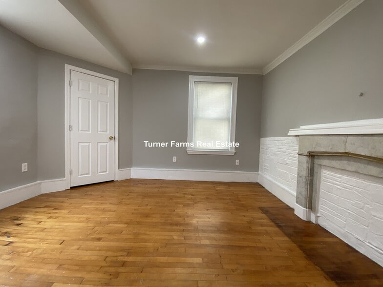 Building Photo - 35 Humphreys St