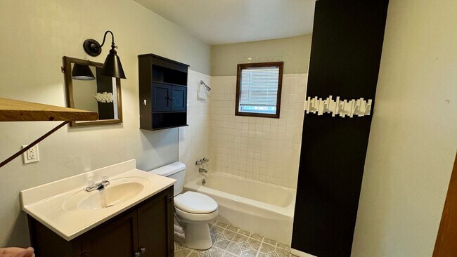 Building Photo - Move-In Ready 2 Bedroom Bungalow