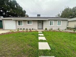 Building Photo - Charming 3-Bed Home with Huge Yard & Fresh...
