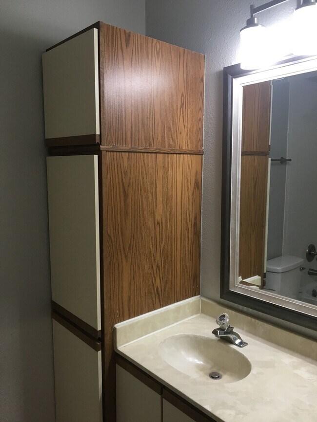 Building Photo - UT PRE LEASE: Updated 2 BR / 2 BA West Cam...