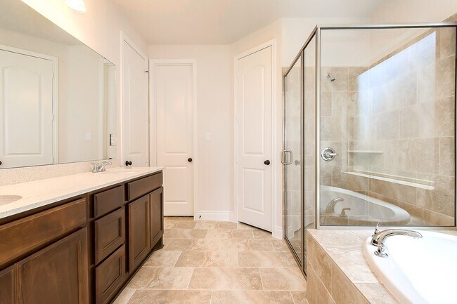 Building Photo - 3410 Willow Cres Ct