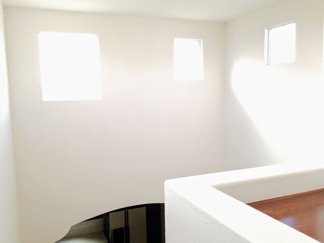 Building Photo - 1350 sqft 2 Bed plus Den, 2 Bath Chula Vista 2Car Garage, Gated community