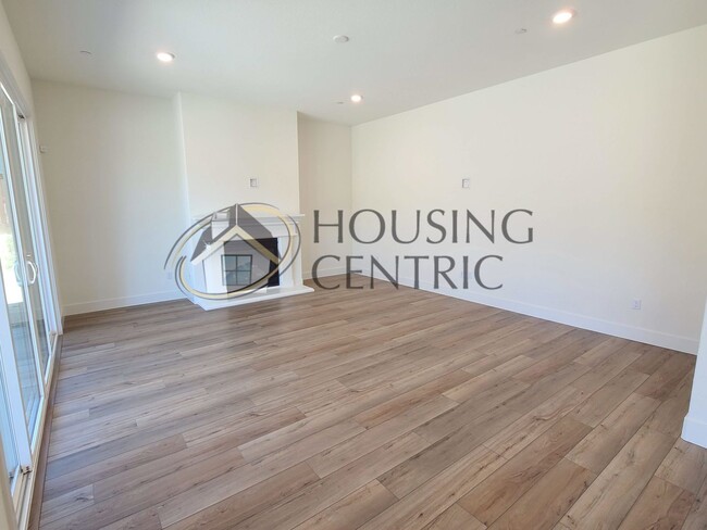 Building Photo - Luxurious Newer Construction Rental Home I...