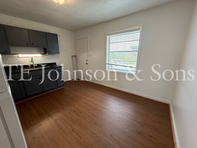 Building Photo - Updated Unit with Granite Counters & Off-Street Parking in Winston-Salem