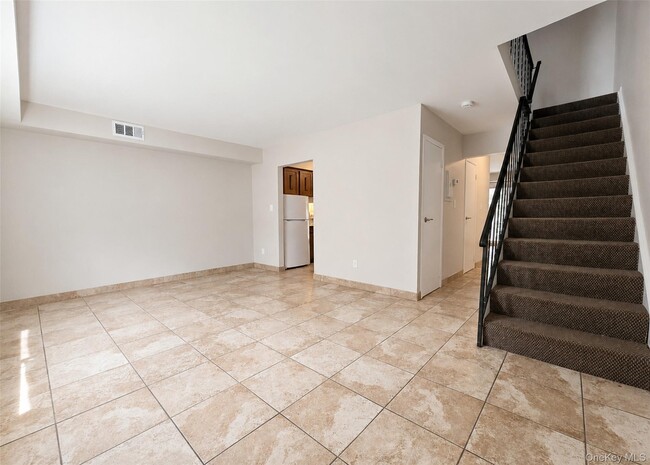 Building Photo - 136 Hill Crescent