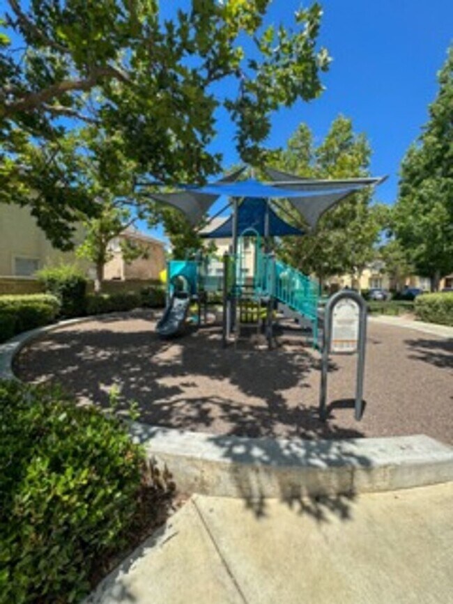 Building Photo - 4 Bedroom home available for Lease in Cent...