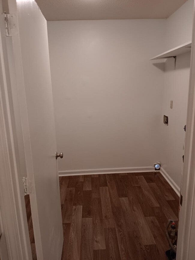 Building Photo - 606 Trakas Ave