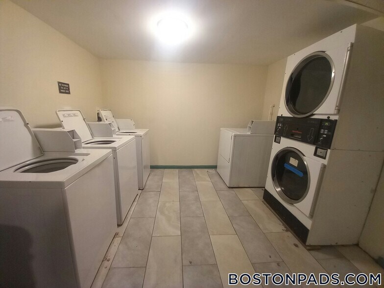 Building Photo - 10 Wait St