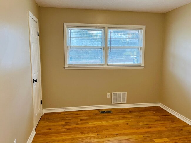 Building Photo - Charming 3-bedroom, 1.5-bath brick ranch situated on a large private lot in Carrollton! Must see!