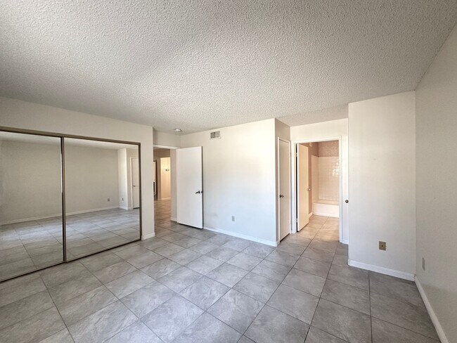 Building Photo - Lakeview Condo