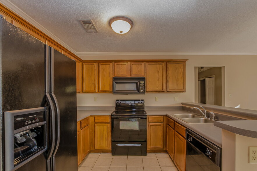 Building Photo - 10237 Green Moss Dr N