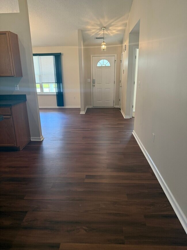 Building Photo - Newly renovated ranch home