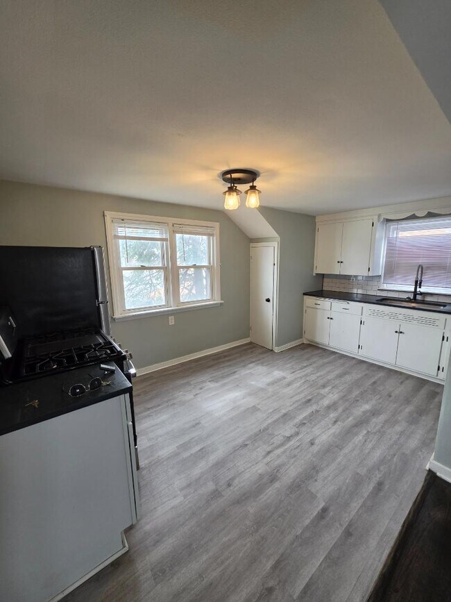 Building Photo - 3663 E Underwood Ave