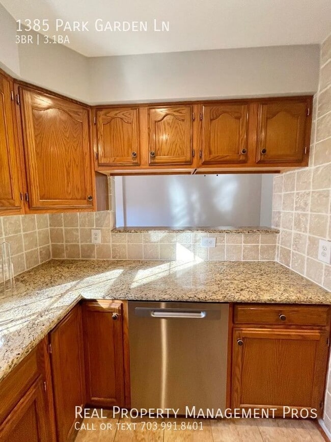 Building Photo - 1385 Park Garden Ln