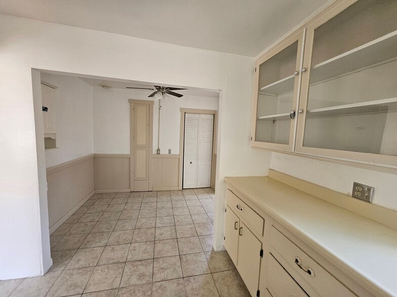 Dinninig room - 657 W Oliver St