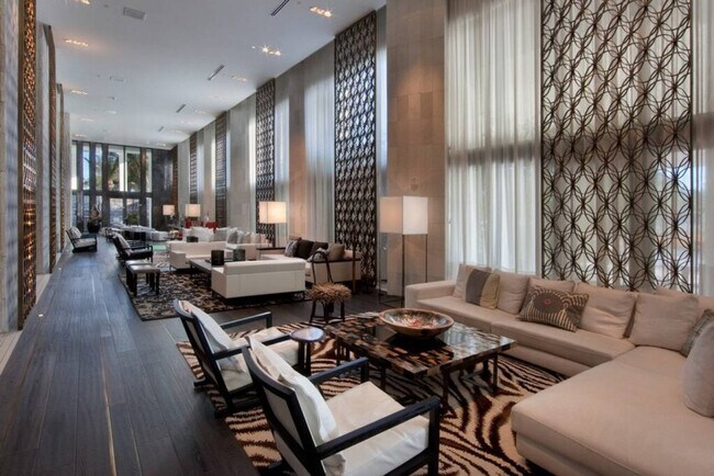 Primary Photo - 2201 Collins Ave