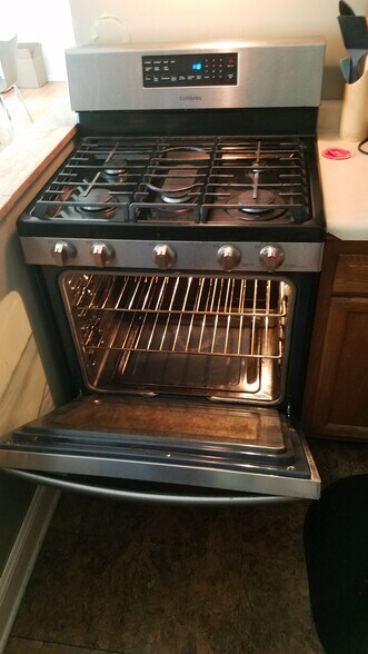 Samsung Oven Range - 721 Ivy St
