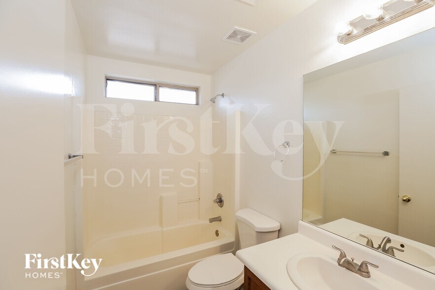 Building Photo - 7963 W Marlette Ave