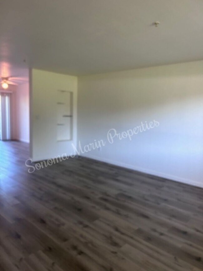 Building Photo - Spacious 2 bedroom, 1.5 bath condo in Ever...