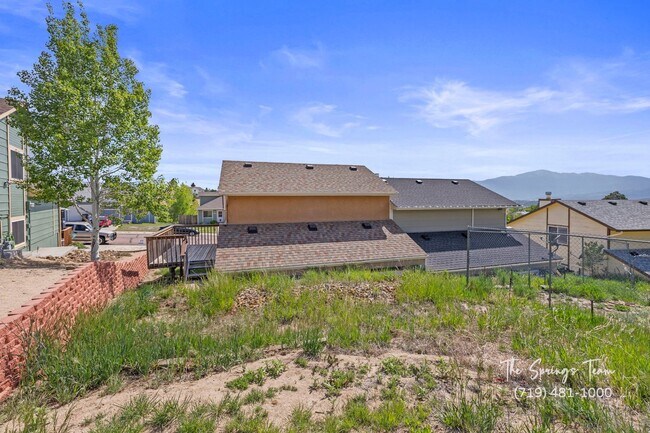 Building Photo - Spacious & Unique 3BD/2BA Townhome w/ Gara...