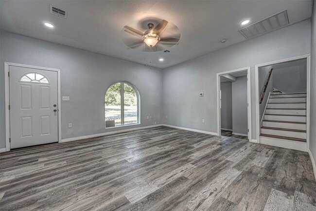 Building Photo - Beautifully updated 4 bed / 2 bath home