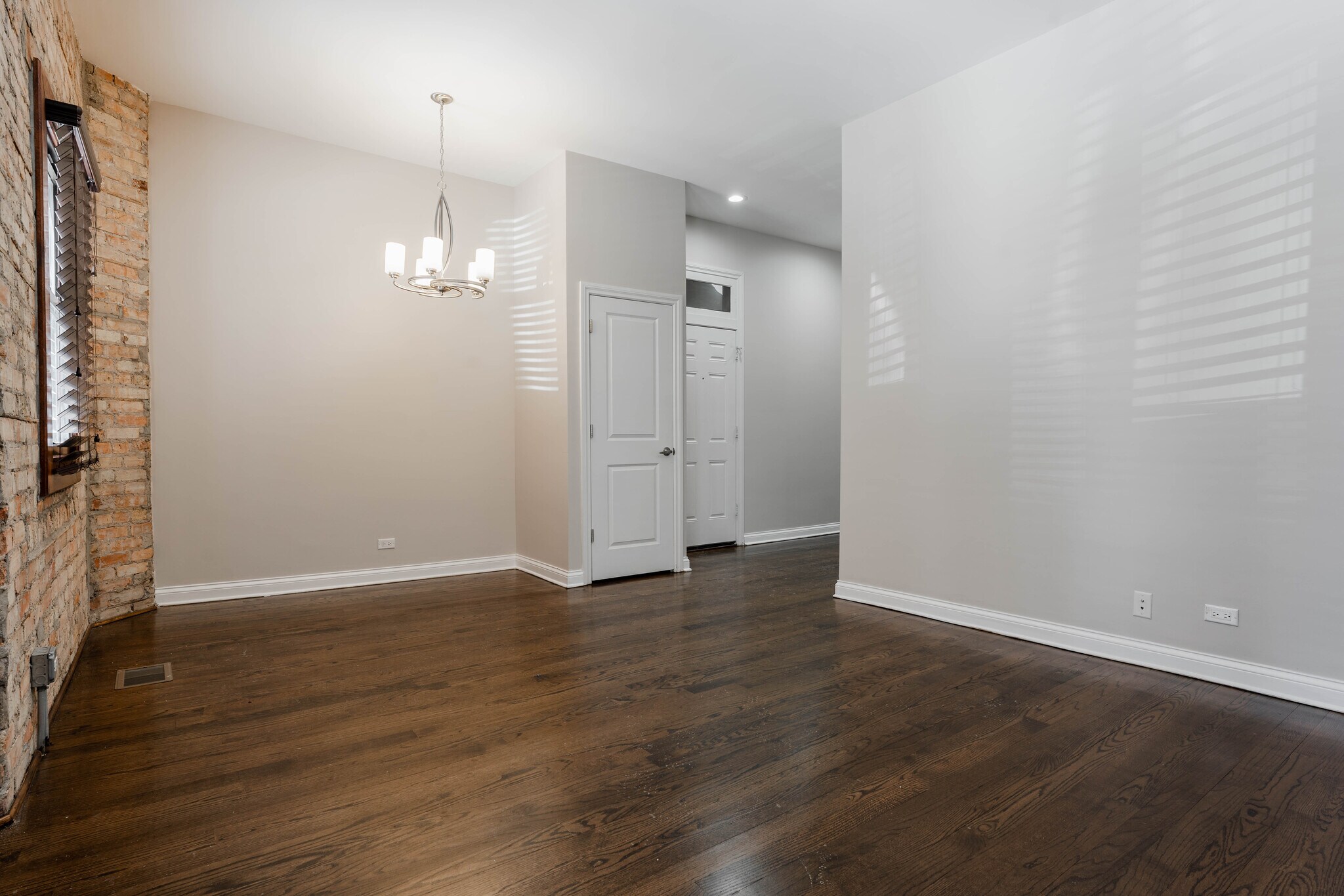 Building Photo - 1756 W Montrose Ave