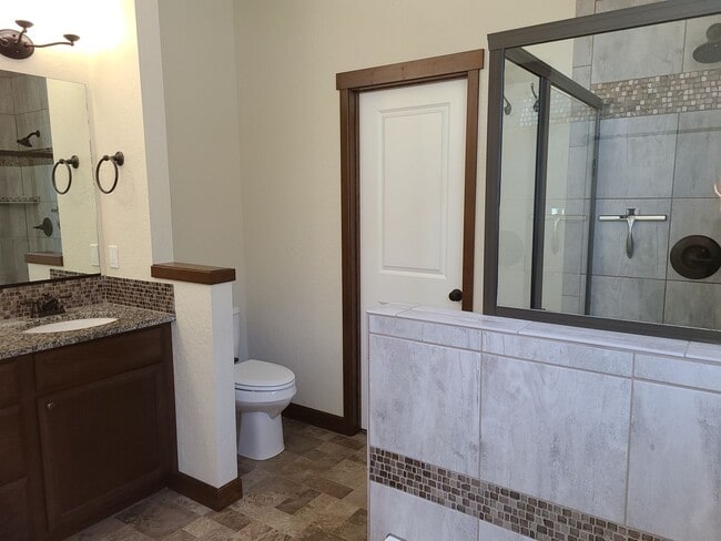 Building Photo - Beautiful Custom 3 bedroom 2 bath Home for Rent in Post Falls, ID