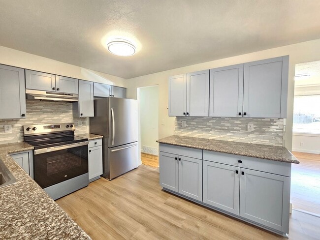 Building Photo - $1,995 - 4 Bed / 1 Bath Home with Fully Fe...