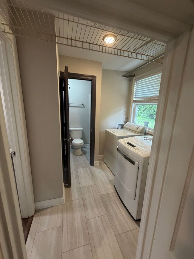 Building Photo - 3bd/2ba House in Jackson Park w/ Large Den, Back Porch, & Fenced Back Yard