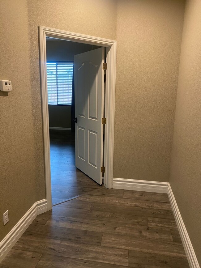 Building Photo - 3 Bedroom 2 bathroom with a bonus room and Solar in NW Visalia!